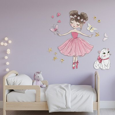 Gros plan de décoration stickers muraux enfant transformation instantanée dans chambre bébé avec cheval en peluche sur lit bébé