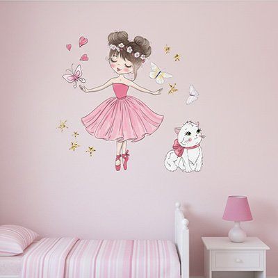 Gros plan de décoration stickers muraux enfant transformation instantanée dans chambre bébé avec veilleuse sur commode