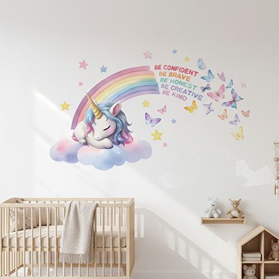 Gros plan décoration du mur avec stickers muraux enfant licorne motivante dans chambre bébé avec berceau, commode et peluches sur étagère