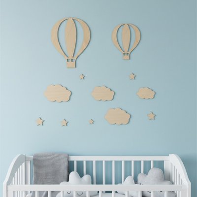 Gros plan du mur orné par stickers muraux design unique derrière berceau bébé