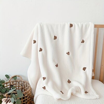 gros plan sur couverture bebe pure douceur creme polaire montrant motif brode discret