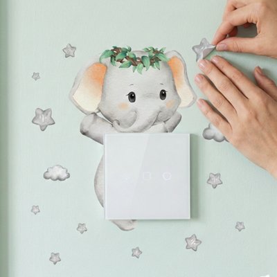 Mains adultes finalisant décoration stickers muraux enfant position facile