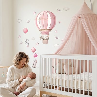 Maman berçant son bébé dans- univers magique chambre créé par stickers muraux chambre décoratifs
