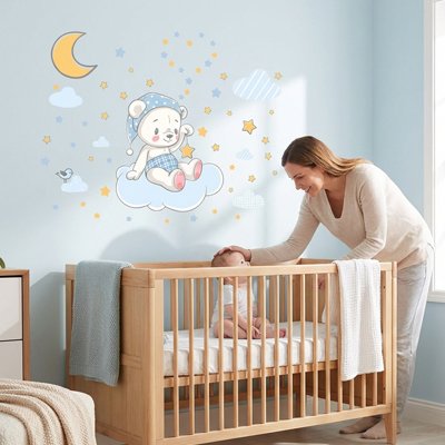 Maman communiant avec bébé assis sur le lit dans chambre décorée par stickers muraux chambre nuit magique