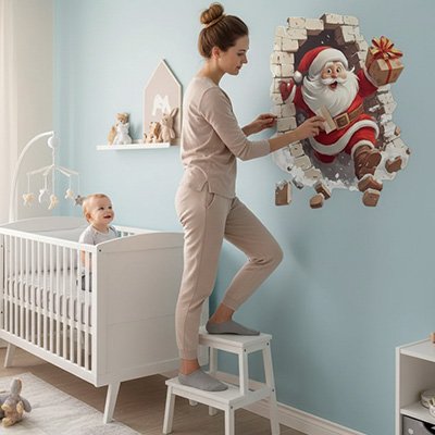 Maman décorant le mur avec stickers muraux enfant esprit noël sous regard bébé dans berceau