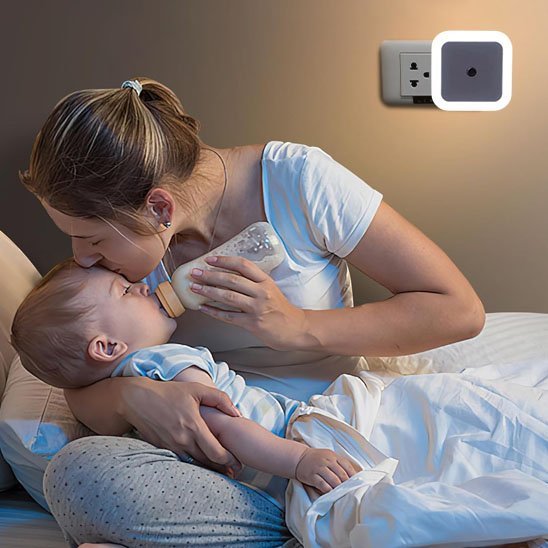 maman donnant taitee bebe sous lumiere veilleuse bebe apaisante