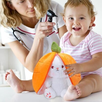 Maman et bébé avec peluche lapin Doudou Bio Confort partageant moment intimité