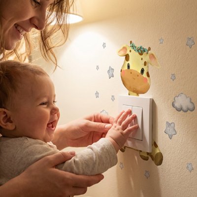 Maman et bébé heureux-et-communiant autour interrupteur placé sur mur décoré par stickers muraux enfant installation rapide
