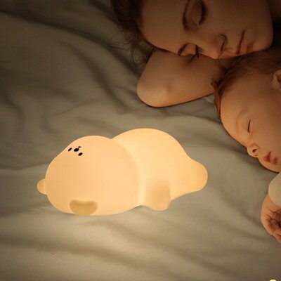 Maman et bébé profondément endormis sous éclairage doux de bébé veilleuse ours lumière