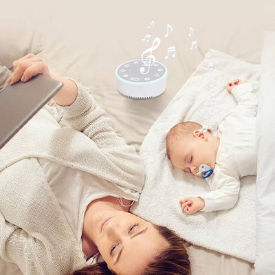 Maman et bébé vêtu blanc sereinement endormis par sons doux veilleuse bruit blanc sommeil paisible