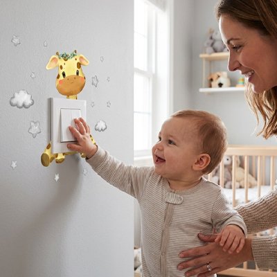 Maman et bébé vêtu gris heureux autour interrupteur placé sur mur décoré par stickers muraux enfant installation rapide
