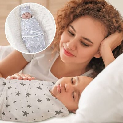 Maman heureuse allongée près bébé endormi serein et emmailloté dans Couverture emmaillotage Dodoserein étoile zoom sur positionnement sécurisé bras bébé