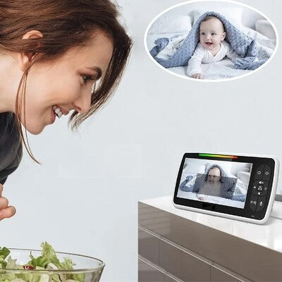 Maman occupée en cuisine rassurant bébé par sa voix à travers communication bidirectionnelle caméra surveillance bébé vision plus 5 pouces