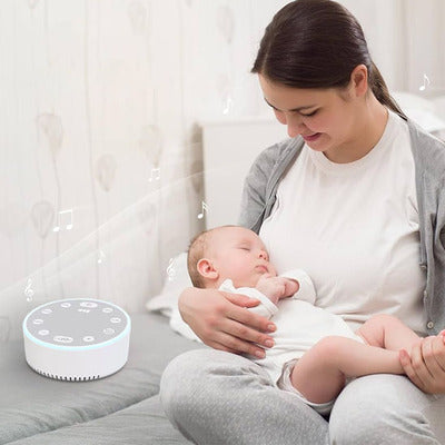 Mère berçant bébé sous sons doux veilleuse bruit blanc sommeil paisible