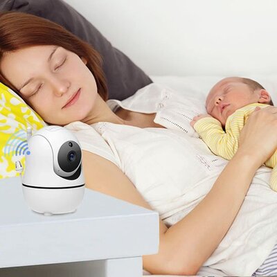 Mère et bébé couchés sous contrôle bienveillant caméra bébé vision extrême