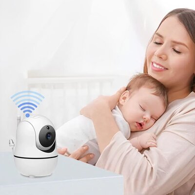 Mère heureuse tenant dans bras et-contre poitrine bébé endormi face caméra bébé vison extrême posée sur table