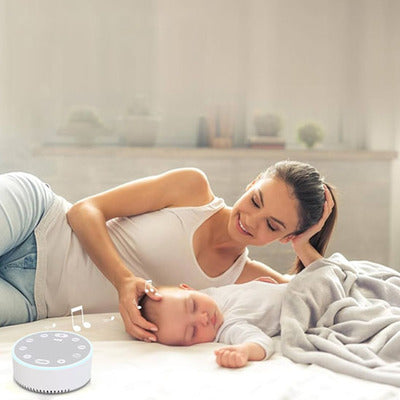 Mère partageant moment complicité avec bébé sous sons doux veilleuse bruit blanc sommeil paisible