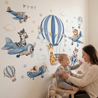 Mère rassurant son bébé assis sur chaise dans chambre ornée par stickers muraux chambre déco instantanée