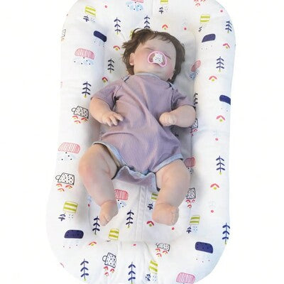 Nid d'ange portable Doux Rêves : variante à motif forêt sapins et tasses, bébé endormi avec sucette, pour un cocon apaisant