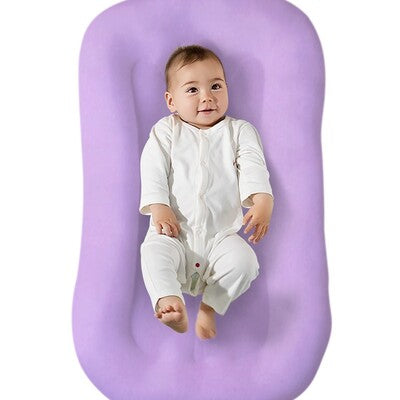 Nid d'ange portable Doux Rêves : variante unie couleur lavande (violet doux) avec bébé éveillé et souriant
