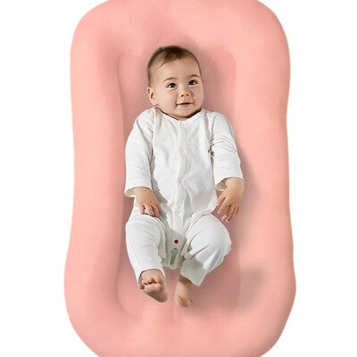 Nid d'ange portable Doux Rêves : variante unie rose poudré, extra-douce, avec bébé souriant et confortable