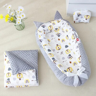 Nid d'ange bébé cocon relaxant motif lion à bords gris