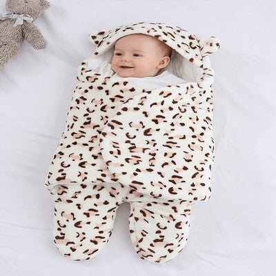 bebe tres souriant dans son nid d ange anima leopard