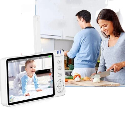 Papa et maman surveillant bébé sur moniteur caméra bébé vision totale depuis leur cuisine