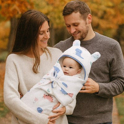 parents et leur bebe vetu nid d ange cosy doudou lors sortie hivernale