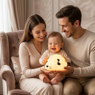 Parents heureux communiant avec bébé souriant autour de veilleuse bébé compagnon apaisant