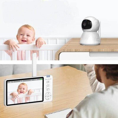 Père surveillant à travers moniteur caméra bébé intelligente bébé jouant dans son lit