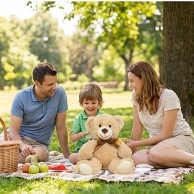 Réjouissances familiales dans parc enfant avec son ours en peluche Ultra Doux cadeaux annivairsaire 