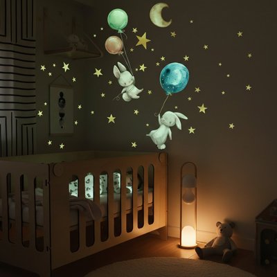 Univers enchanteur créé dans la chambre de bébé par stickers muraux chambre nuit magique