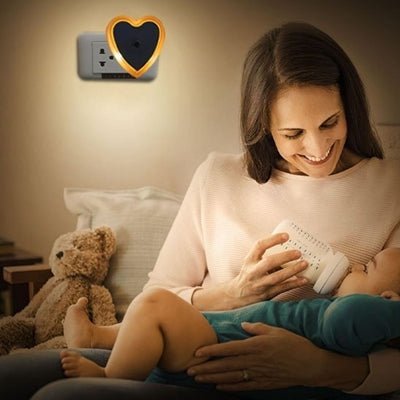 maman nourrissant son bebe sous la lumiere veilleuse bebe apaisante
