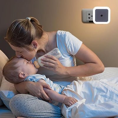 maman faisant taiter bebe sous la lumiere veilleuse bebe apaisante