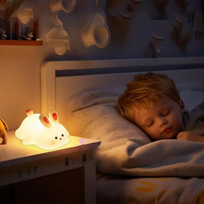 bebe sereinement endomi sous la lumiere douce de veilleuse bebe berceuse relaxe