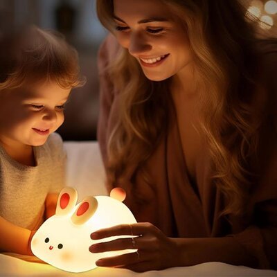 maman communiant avec son bebe autour de veilleuse bebe berceuse relaxe