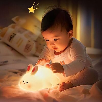 bebe emerveille par lumiere de veilleuse bebe berceuse relaxe