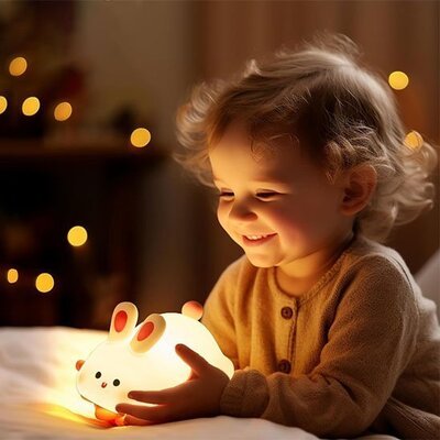 fillette enchante par sa veilleuse bebe berceuse relaxe