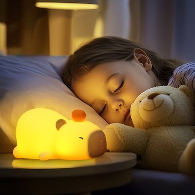 enfant profondement endormie sous la lumiere veilleuse bebe capybara