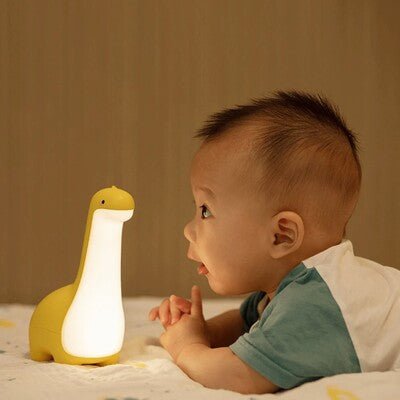 bebe appaise par la veilleuse bebe dinosaura