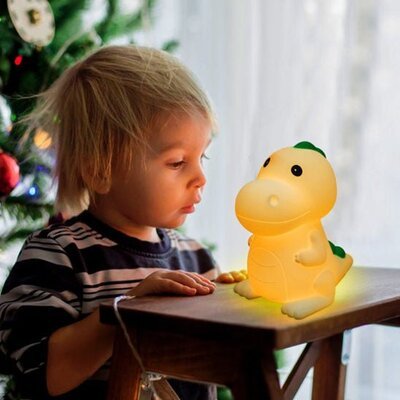 enfant captive par sa veilleuse bebe dinosaurus