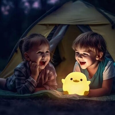 enfants tirant profit ambiance magique cree  par veilleuse bebe douce nuit