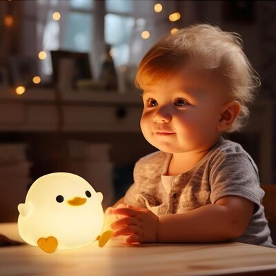 enfant eblouit et attire par la veilleuse bebe douce nuit