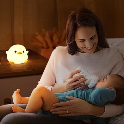 maman allaitant son bebe grace veilleuse bebe douce nuit