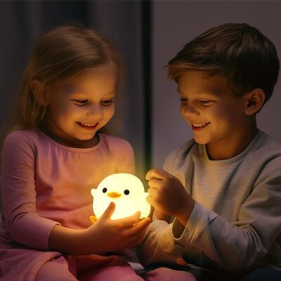 enfants communiant autour leur veilleuse bebe douce nuit