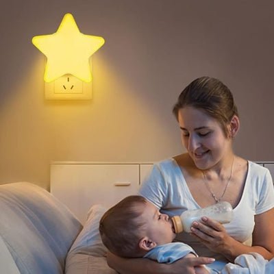 maman heureuse allaitant bebe sous la lumiere veilleuse bebe dreamoon