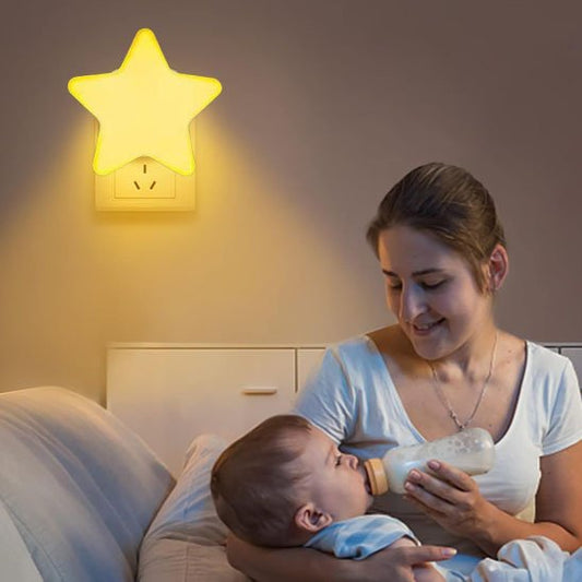 maman heureuse allaitant bebe sous lumiere veilleuse bebe dreamoon