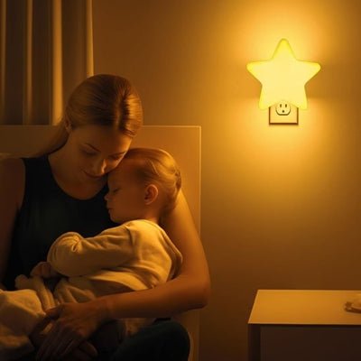 bebe heureux dans les bras maman sous lumiere douce veilleuse bebe dreamoon