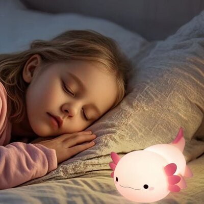 doux repot fillette eclaire par la veilleuse bebe lumirex